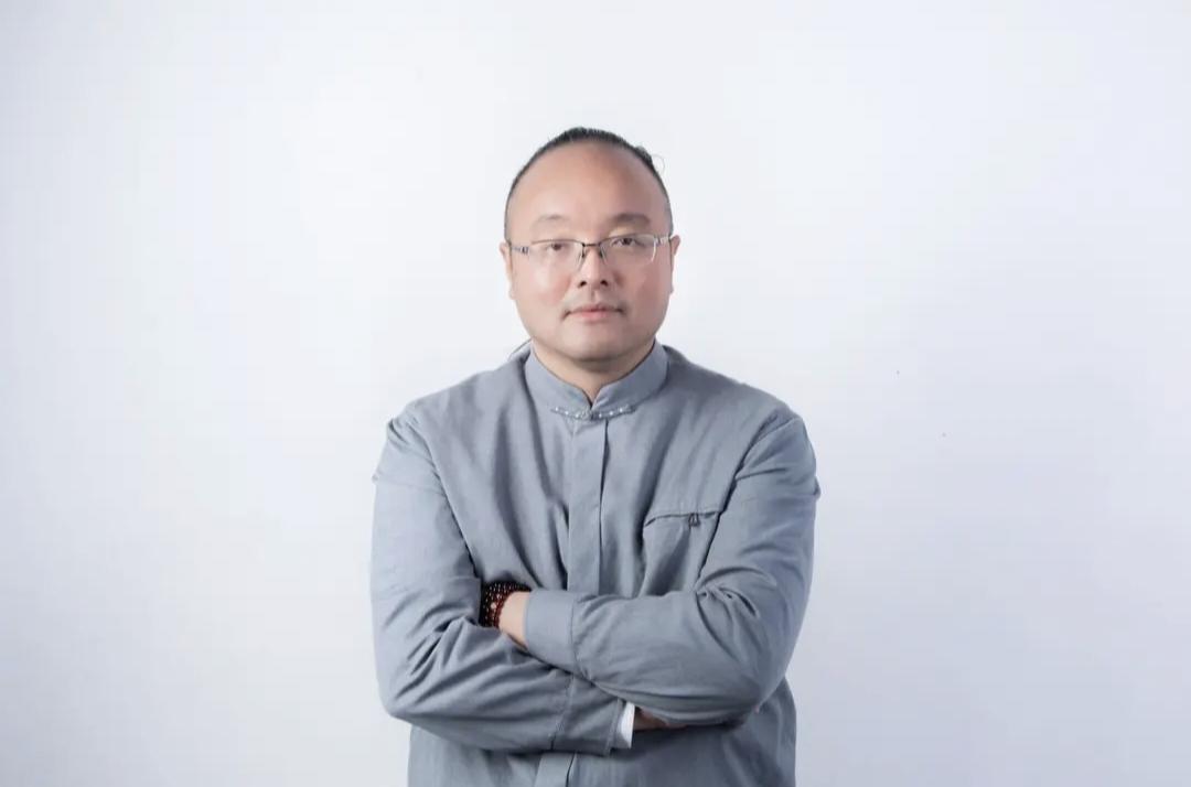 2025年，记者问百果园的创始人余惠勇:“百果园的水果为什么这么贵？月薪2万都吃