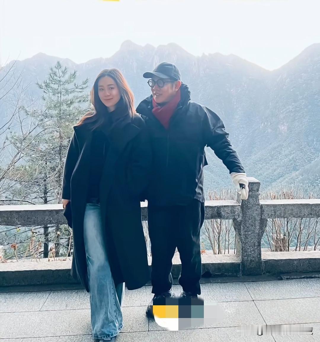 李连杰和女儿小女儿一同现身九华山祈福，小女儿这颜值比妈妈利智差远了！利智被大作家