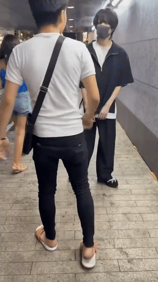 日本街头拍到的奇葩一幕一名穿拖鞋的日本中年男子正在河边教训一名身材瘦小的日本年
