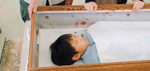四川一殡仪馆，负责火化的师傅正打算将一具13岁男孩尸体进行火化，可突然看见男孩的