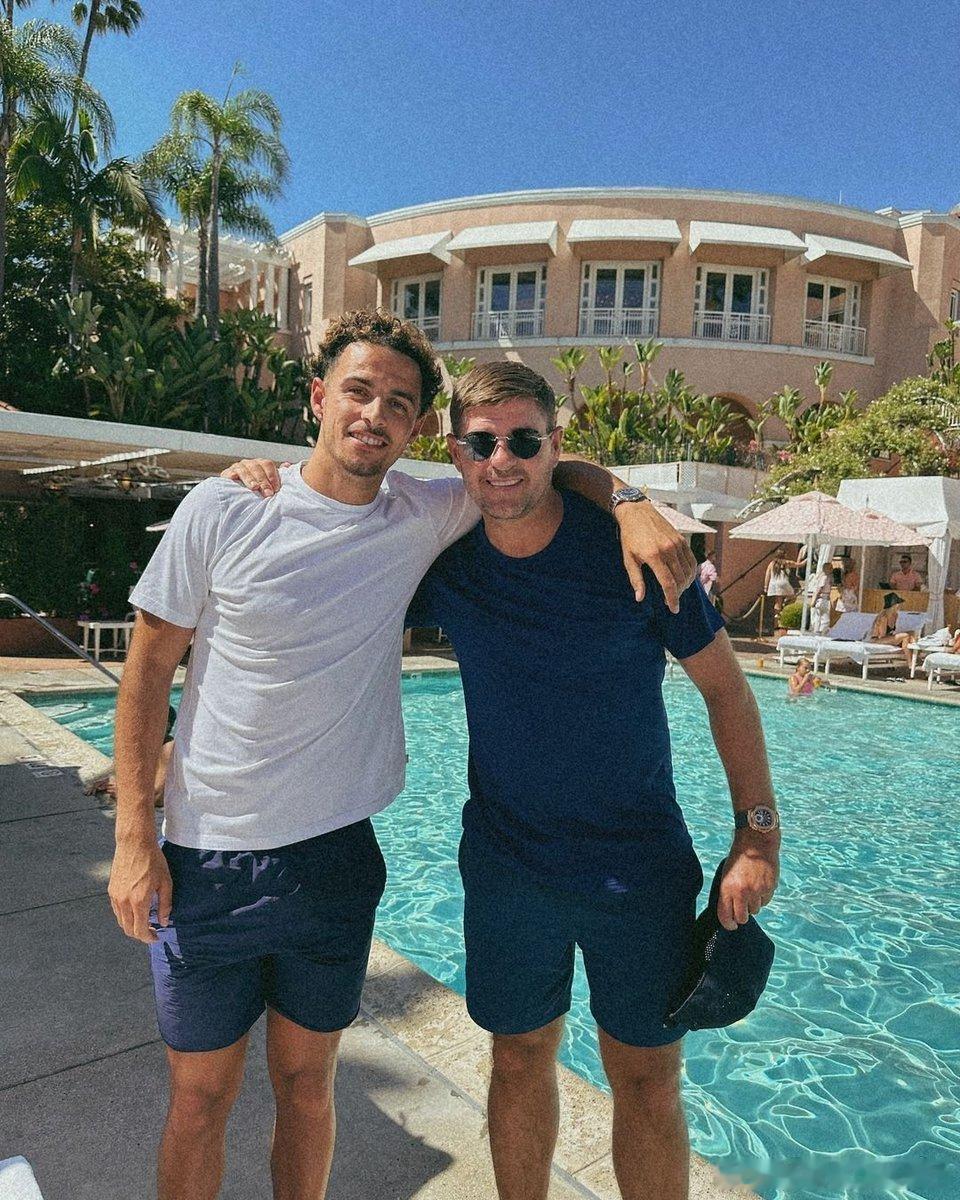 根据柯蒂斯·琼斯的表述，他的终生目标是留在利物浦，并最终成为利物浦的队长：“我