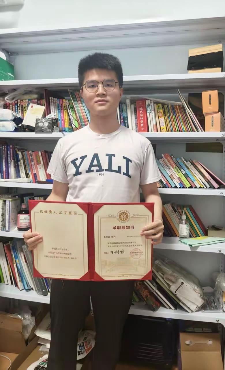 长沙雅礼中学的王臻滔在高考中取得了636分的成绩，他舍弃了中南大学等985高校的