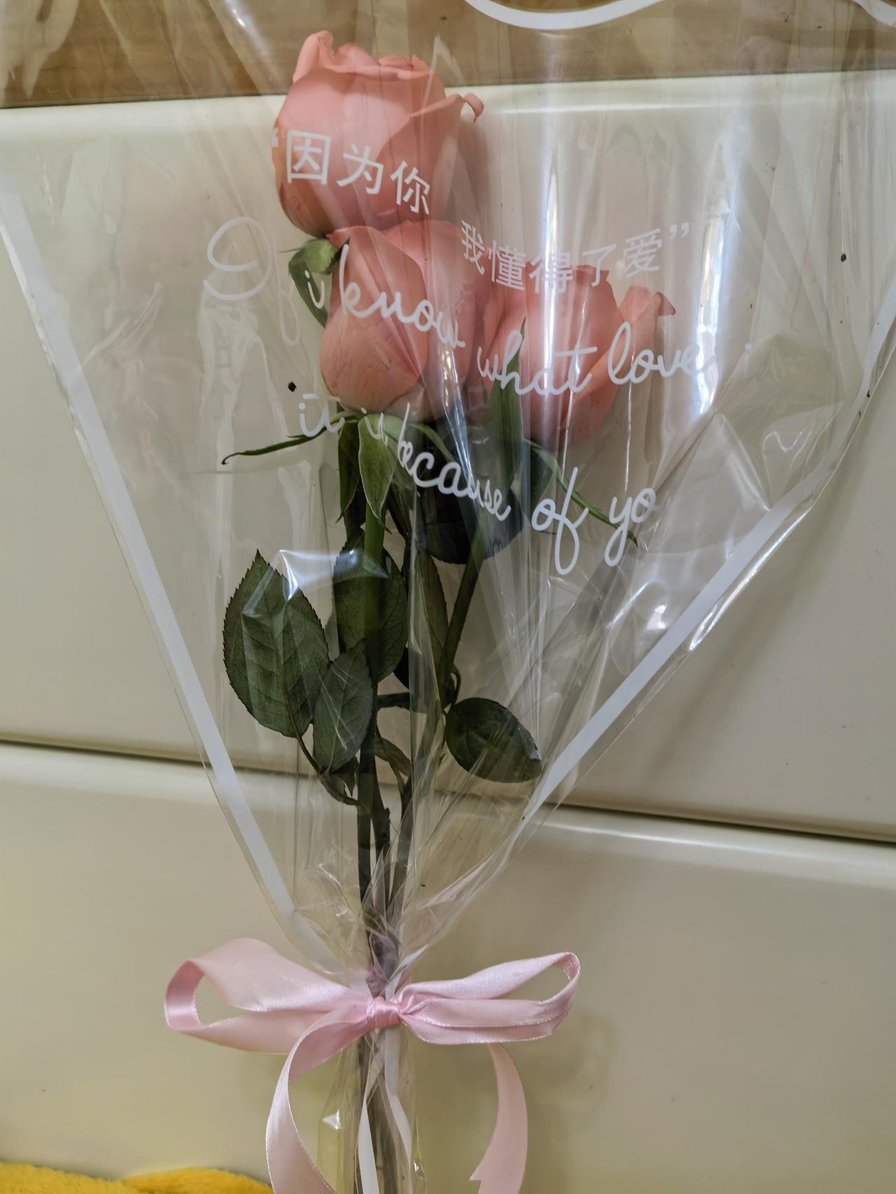 前天有个业主手机掉了，我给他调监控看半天，后面又冒着雨到可疑楼栋挨家挨户地敲门问