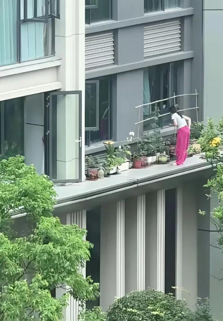 阳台上的一幕，惊呆了。干嘛不加装个防护栏，这太危险了