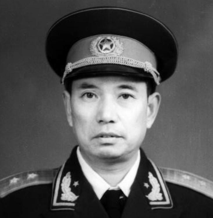 1979年的一天，新疆军区司令员吴克华去某哨所时，路过奎屯兵站，中午就在那里休息