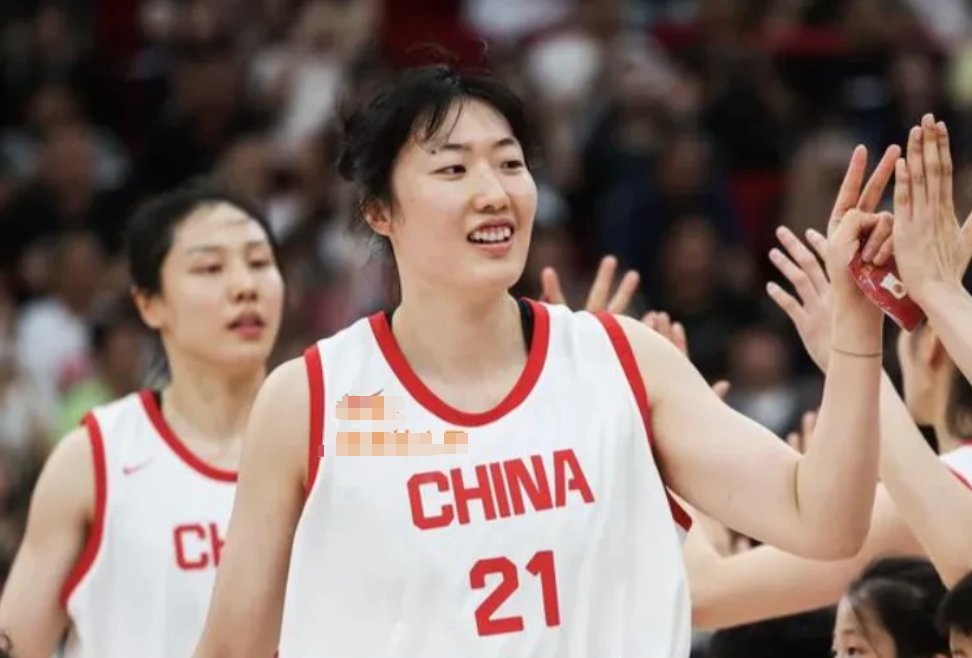 中国女篮主教练宫鲁鸣，不满意球员的表现，并提出了批评面对着澳大利亚女篮，中国
