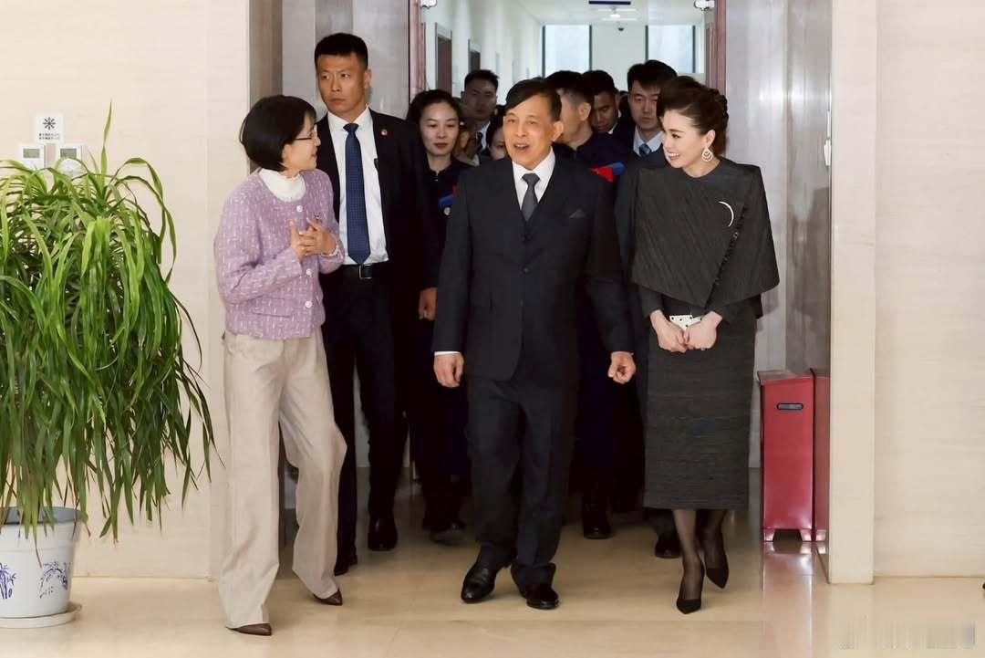 11月16日，泰国国王和王后参观北京航天城。位于北京市海淀区西北郊友谊路109号