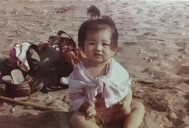 这是大S小时候，大约三四岁时的一张照片。从照片上看，大S穿的比较朴实，披