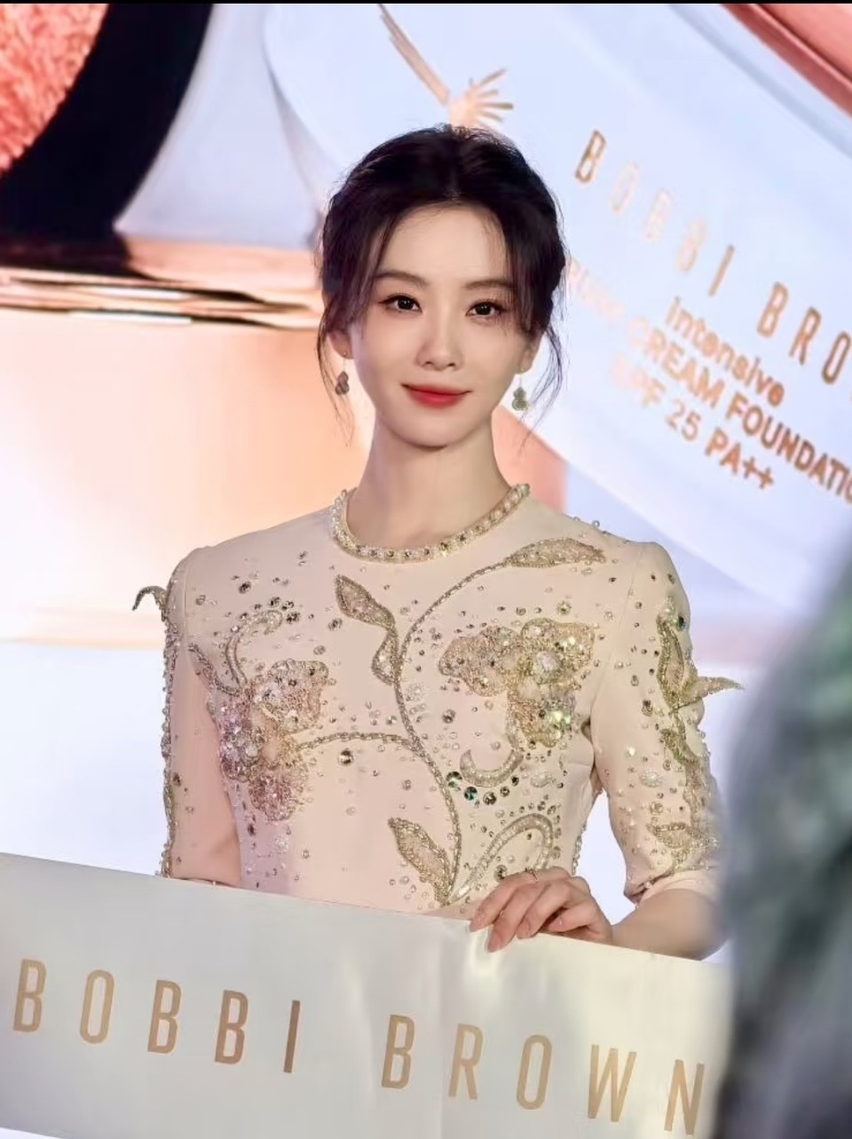刘诗诗｜品牌活动活动新造型，新鲜的BobbiBrown全球代言人来咯