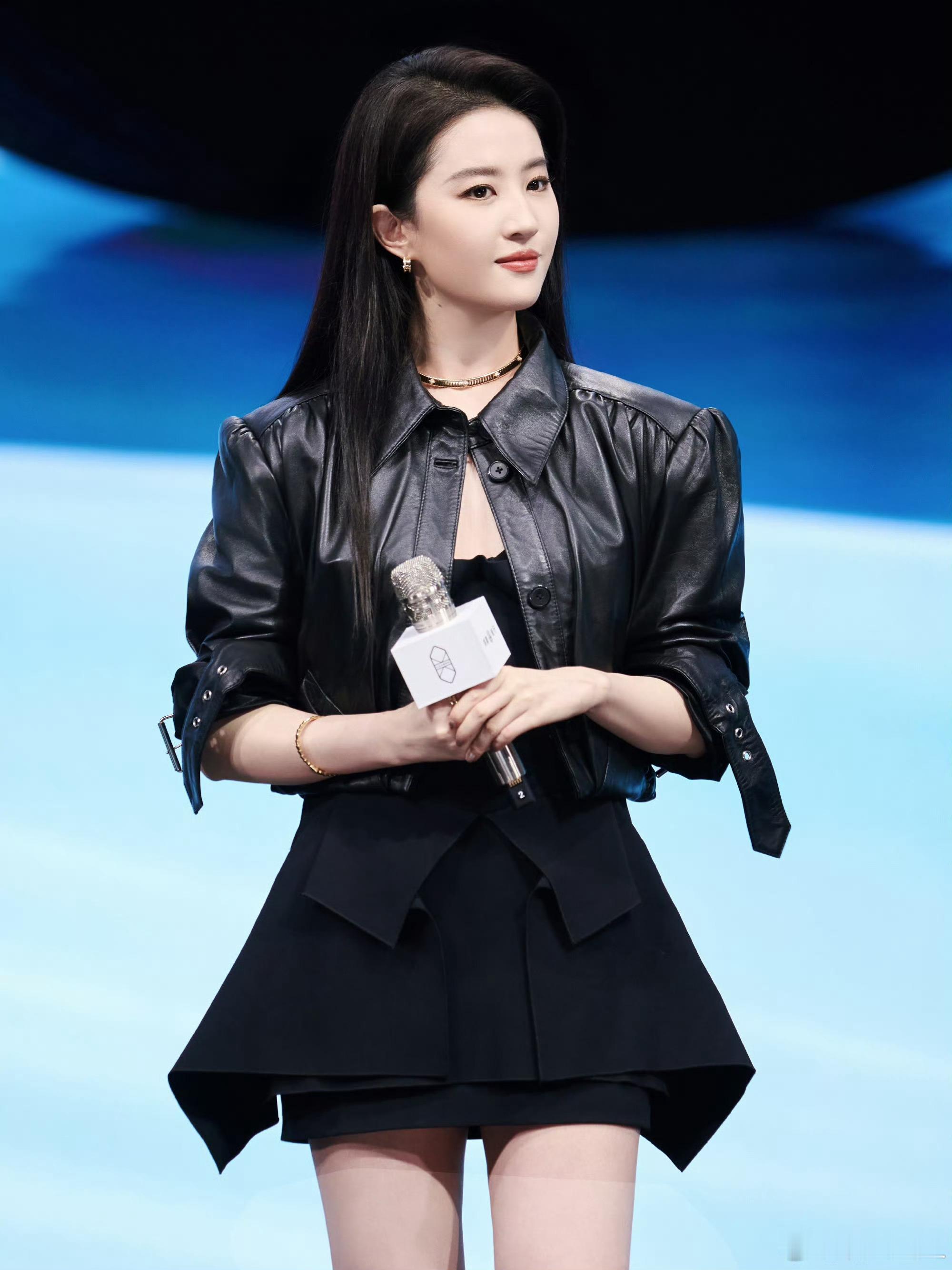 我发现我和某人审美简直天差地别！像刘亦菲、阿娇这种，在我们女生眼里，妥妥的原生神