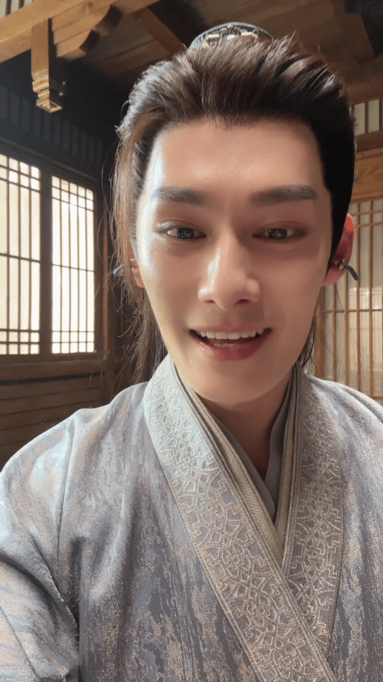 从汪卓成身上发现了快乐密码！发带耳机的创意已经满分，还能细致演绎通透模式，现场互