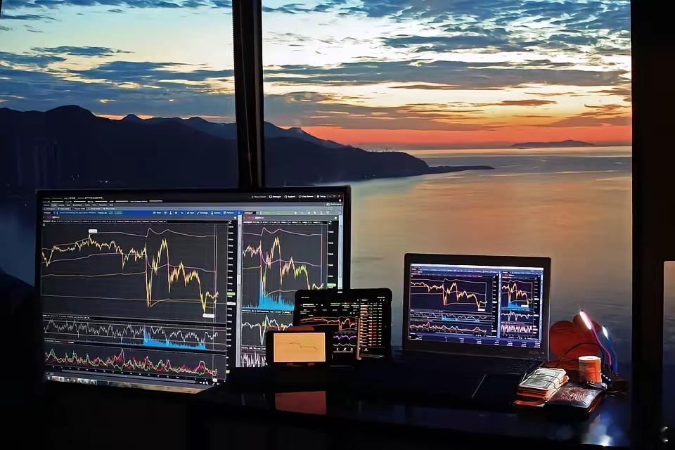 今天财经论坛有点乱：第一大消息：陈小群跑路了第二大消息：AI应用炒高了，商业航