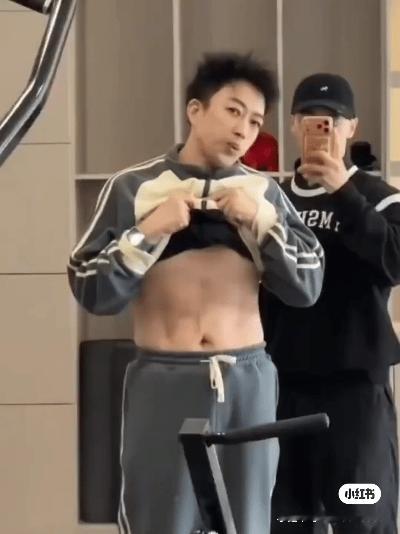 哈哈哈一时不知道该从哪先笑起于正发腹肌照已经很搞笑了，更好笑的是还被系统判定