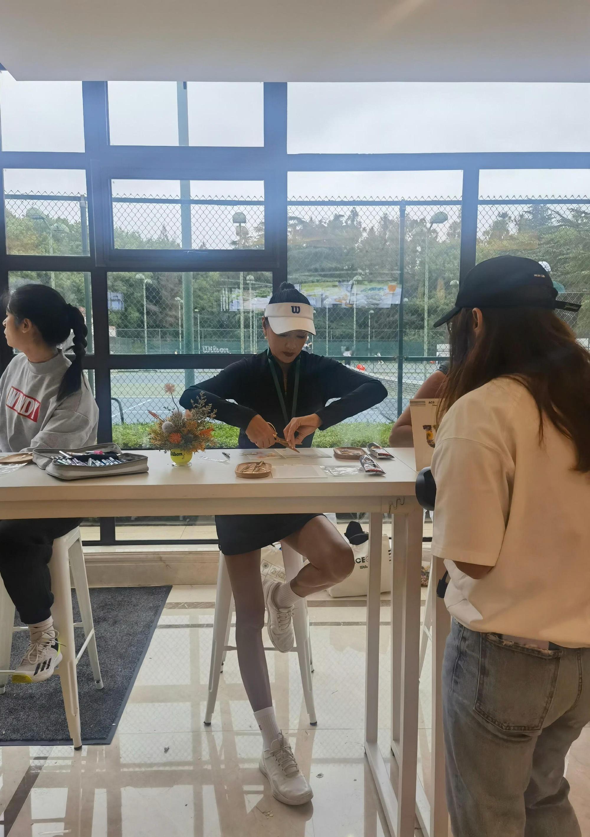 这个西班牙超模底子真好，怎么长得这么像瞿颖哈哈哈哈哈哈…