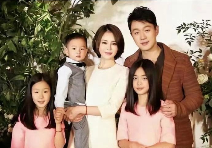 佟大为结婚17年零绯闻，两个女儿长得亭亭玉立，关键是佟大为长的还这么帅小儿子被