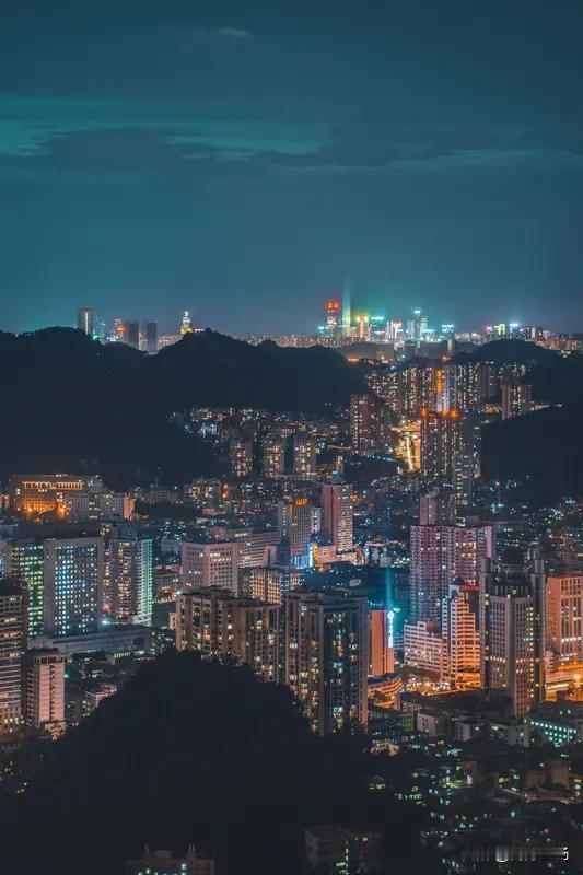 普通人过日子，手里攥着什么牌，往往就走上什么路。家里能帮衬点，买房、创业的启