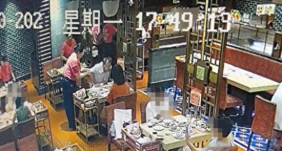 据媒体7月24日报道，前几日浙江杭州湖滨银泰in77一家茶餐厅内，外地游客黄先生