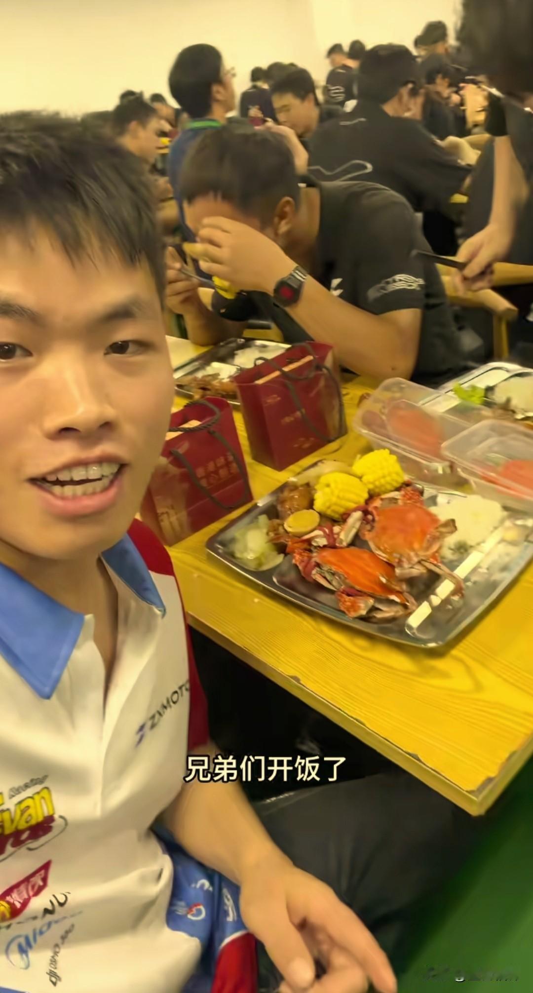 中秋将至，张雪机车公司的食堂热闹起来。不少同事晒出了中午的食堂伙食，网友看完直呼