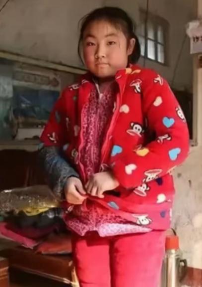 泪目了！四川，一小女孩6岁没了爹，9岁，妈妈就选择了改嫁。剩她一人在叔叔家，挨到