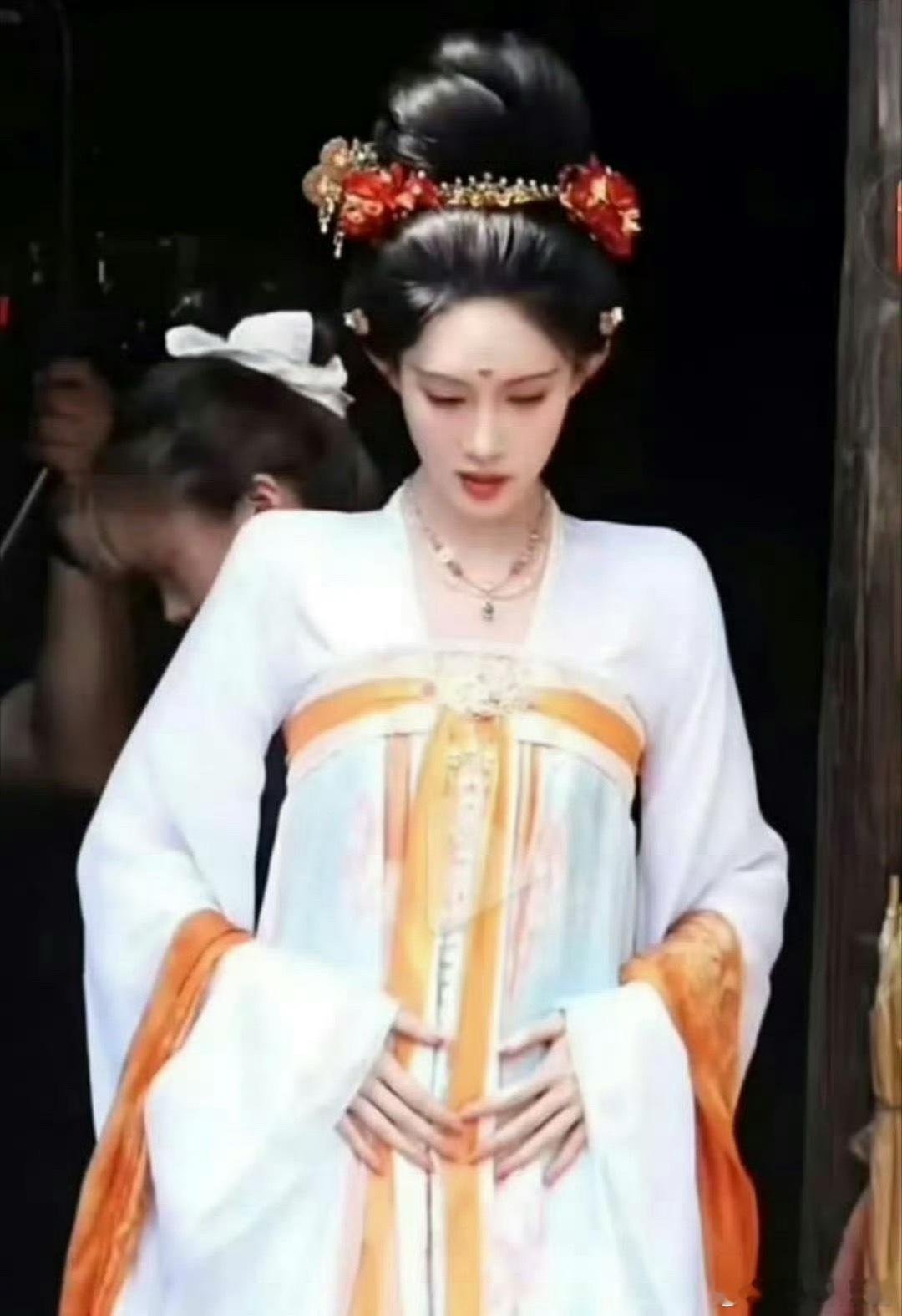 孟子义演戏总把肩膀垫成90度，看起来有点出戏​​​