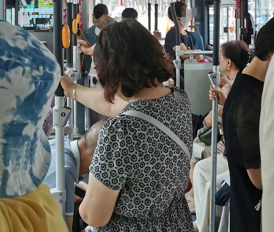 今天乘坐BRT1号线去铁路局，上车以后感觉空调也是开的，但还是燥热。才发现好多窗