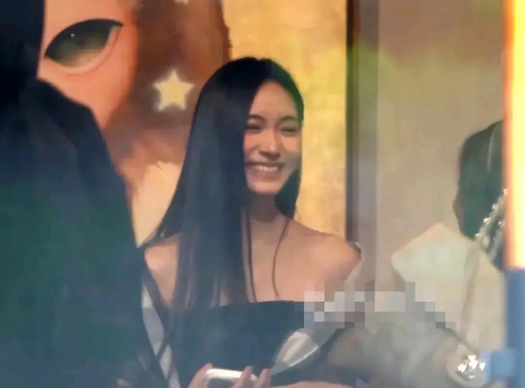 小S二女儿不管摆什么动作，做什么表情，嗲嗲风扑面而来，她这气质还真是与生俱来，别