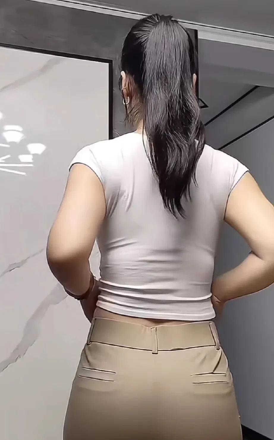 我理解的微胖，与别人眼里的微胖，是不一样的。我现在出门在外，很少穿修身的衣服。