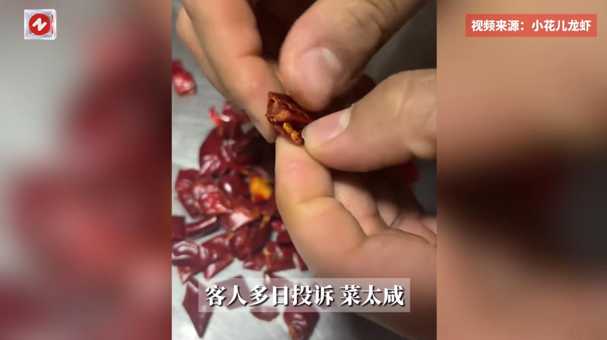 “防不胜防啊！”新疆，一厨师开饭店炒菜，却连续多天收到了顾客投诉，直言炒的菜太咸
