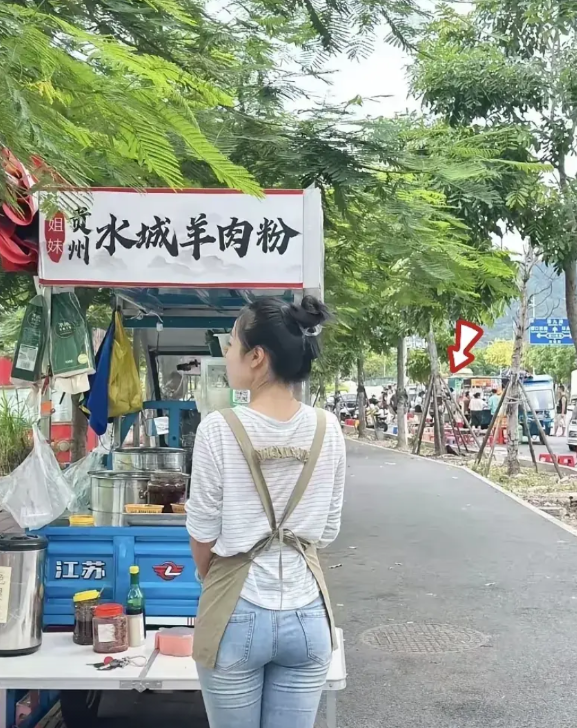 江苏，有一名男子到公园跑步，在公园门口的一条小路上，看到一名年轻貌美的小姑娘在摆
