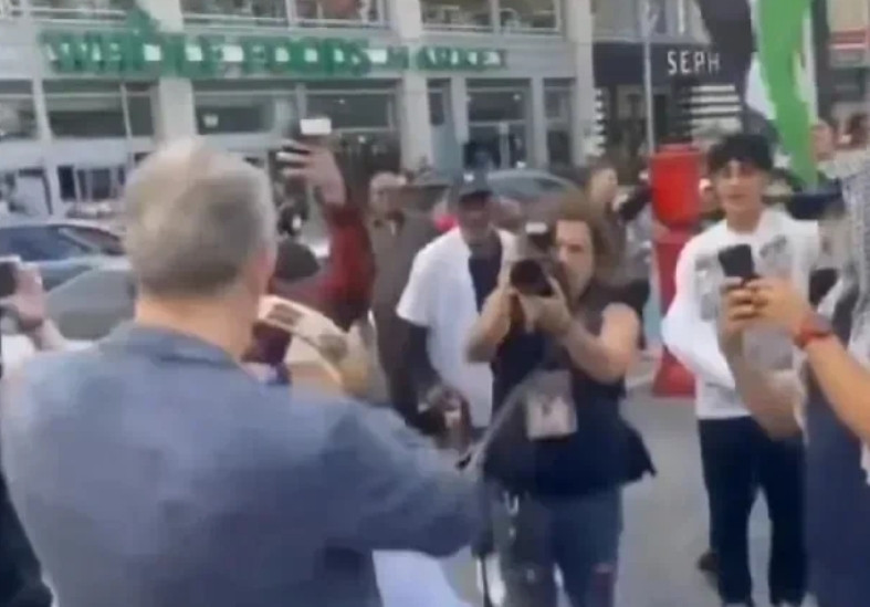 近日，一名犹太复国主义者，在柏林街头拿出以色列国旗高呼口号，声称以色列人是天选之