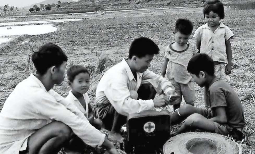 1965年6月，一次全国医疗工作会议上，一向好脾气的毛主席怒了。他拍着桌子生气