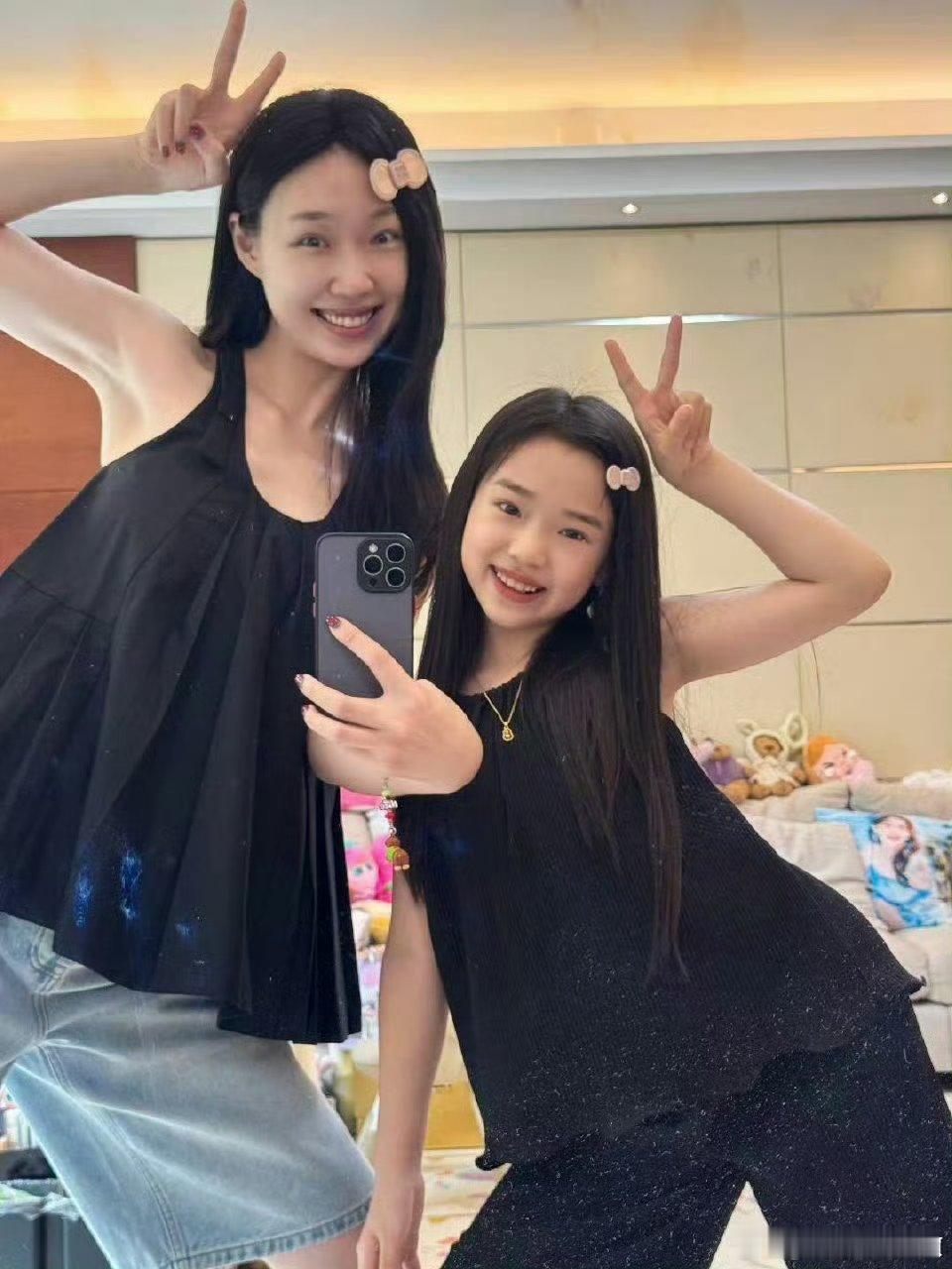 管乐小酒窝终于见面合照了，两个人真的太像了，感觉一模一样啊​​​