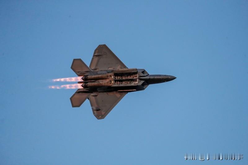 震惊！中美俄在中东隐形战机市场竞争白热化。迪拜航展上，美俄为争中东影响力，隐形战