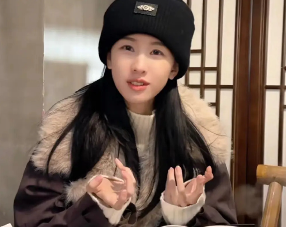 陈都灵的脸是怎么做到痩若刀削，嘟如鹅蛋的？​​​