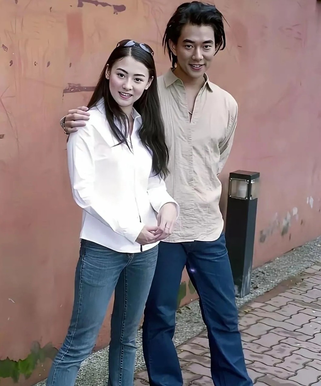 原来男神和女神早期长这样，真是人大十八变啊？大家知道这是谁吗？
