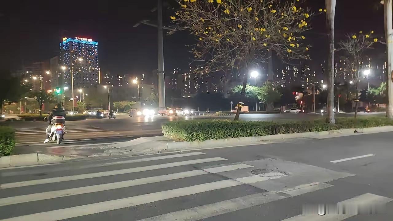 聊南沙，别总盯着海水清不清——那根本不是它的牌面。有人说它水不够蓝，离深圳