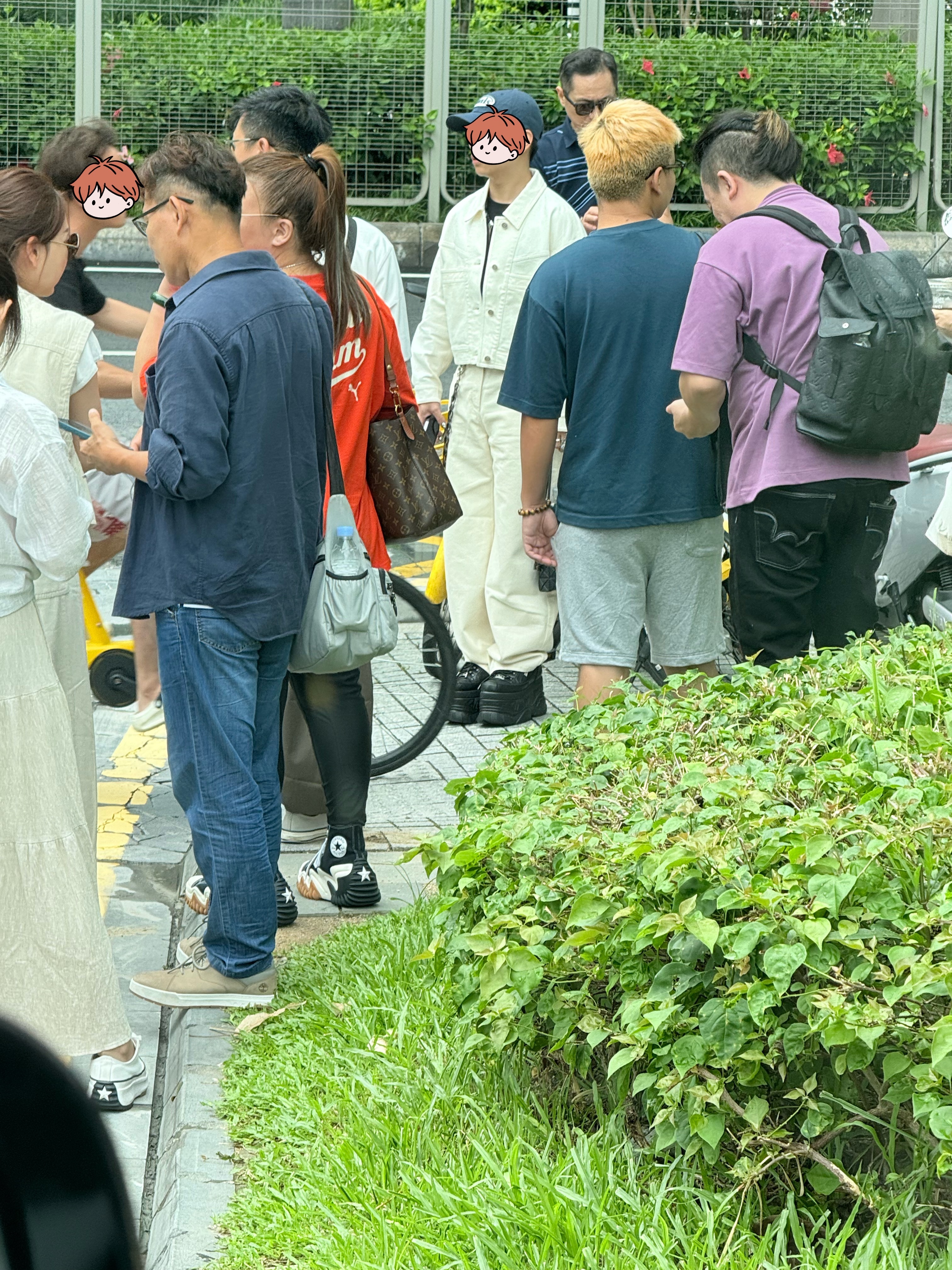 这帅哥的鞋子也太猛了！！🤔​​​