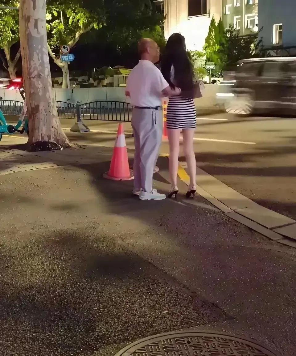 大街上看到的一幕。这位大爷可真是艳福不浅啊，虽然说一把年纪了，可总有妙龄女子陪