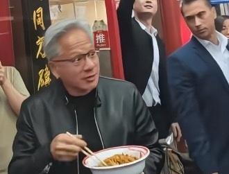 黄仁勋又来吃炸酱面了，店里排队，穿着皮衣也要站在门口吃。