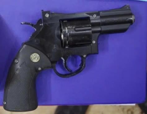 越南安江省警察局从吸毒者家里收缴的左轮手枪