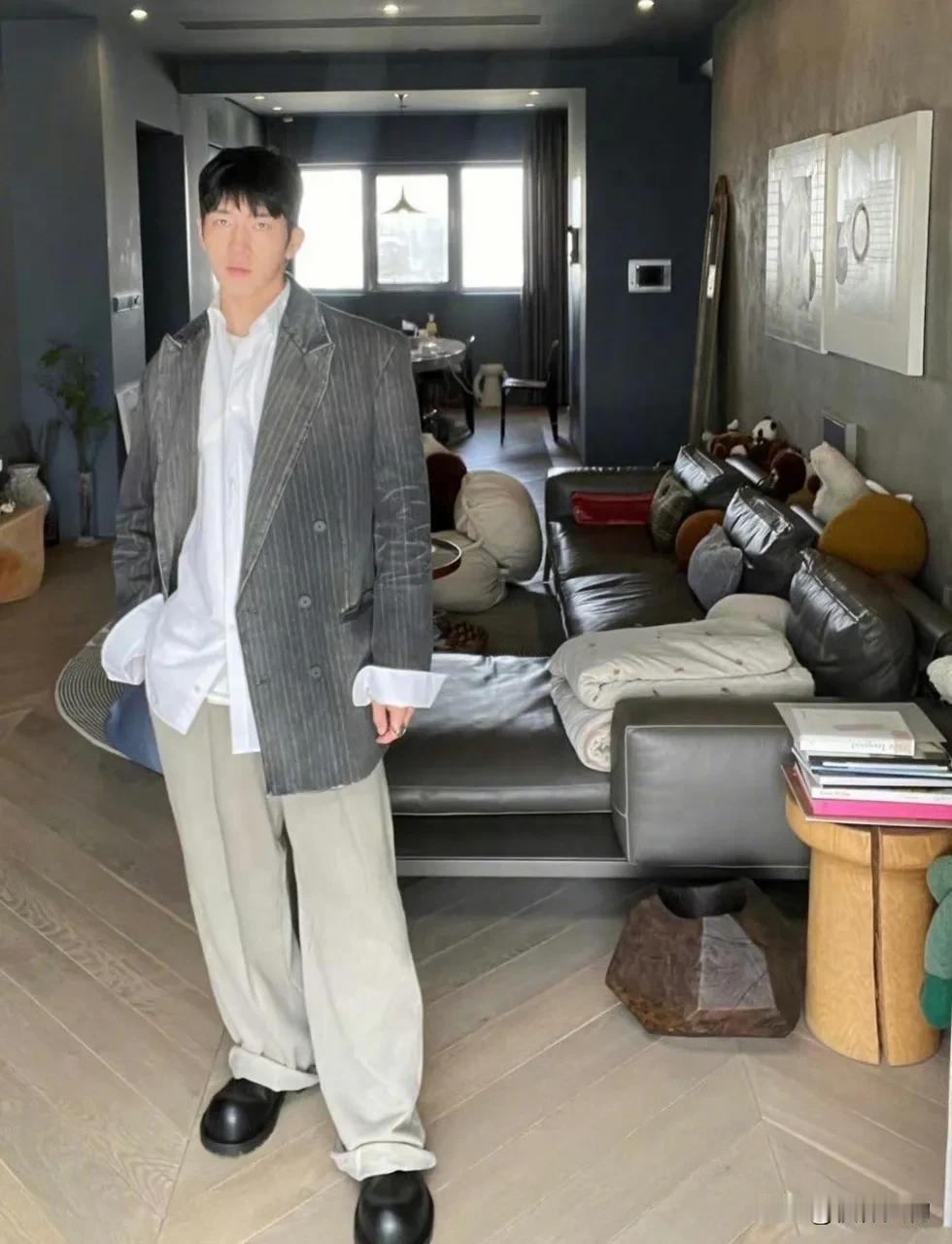 白敬亭说，第一次去井柏然家，被吓到了。家里没有吊灯，乌区麻黑，何炅说就像雾霾天。