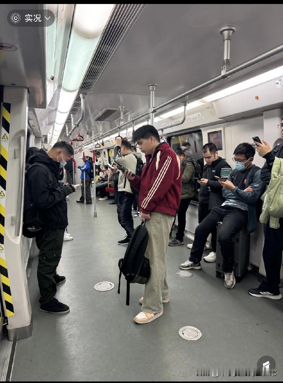 广州地铁6号线，就是“牛马专列”今早被6号线的早高峰狠狠上了一课。刚挤上车
