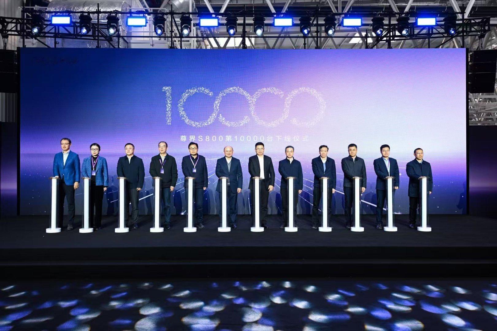 谁说国产冲不上超高端？看看尊界S800，半年多的时间就已经下线10000台了，而