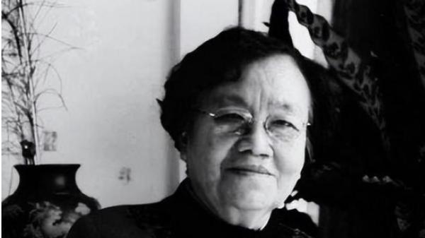1940年，不知危险将至的康乃尔，在重庆一茶馆里悠闲地打牌，突然被一个女人拍了一