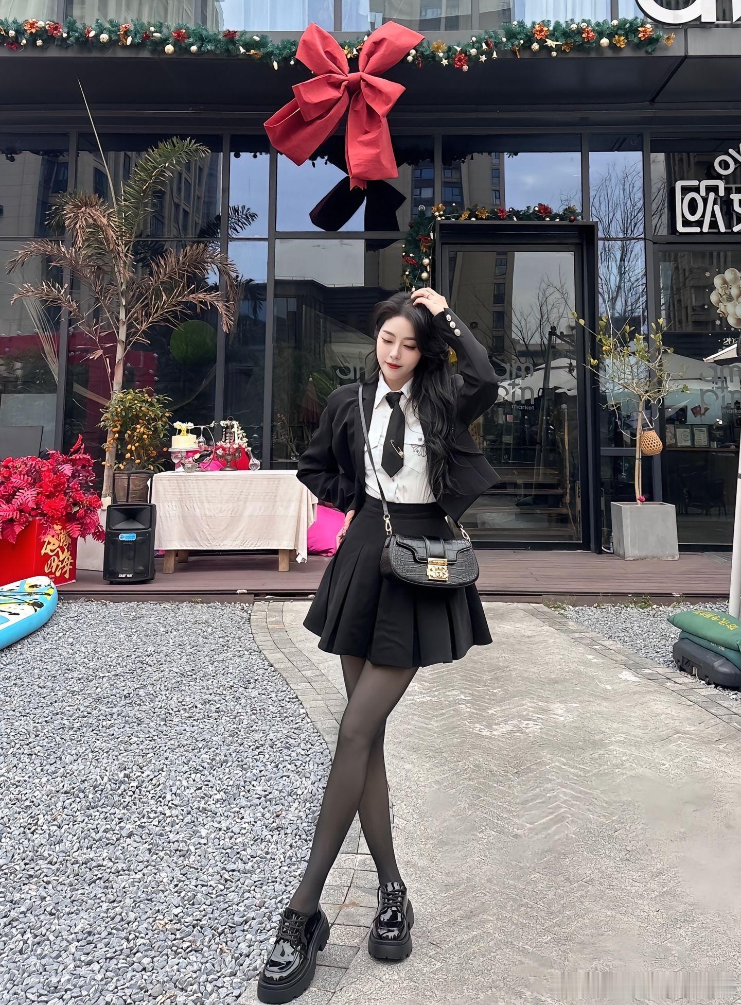 都是丝袜穿搭，哪种风格更适合呢？​​​