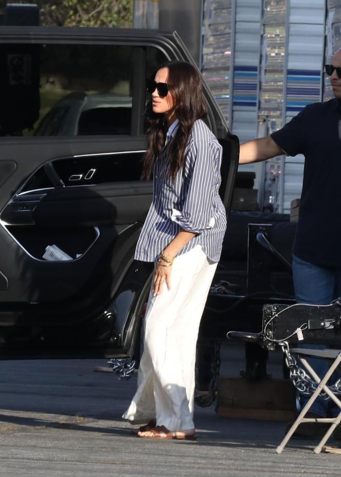 梅根重回好莱坞拍戏了！这次她在电影里演“自己”。狗仔拍到她的片场照——戴着黑色墨