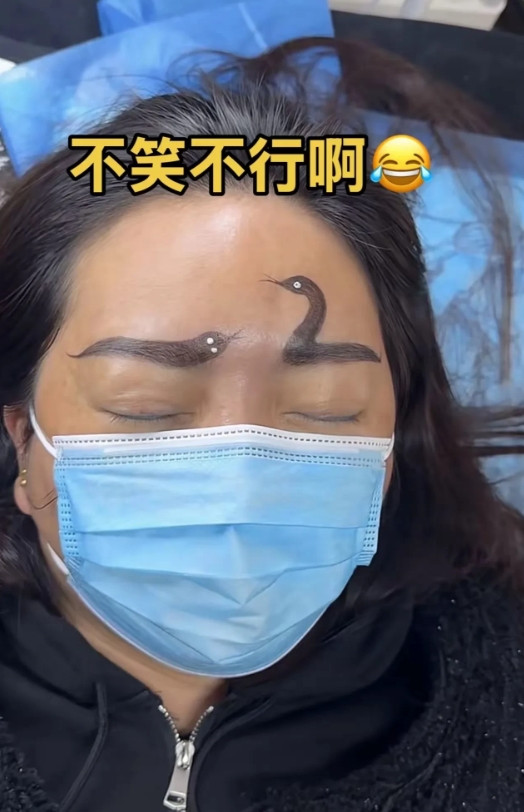 上海，有一名年轻女子到一家美容院做纹眉，刚来到美容院，发现有一名大姐躺在美容床上