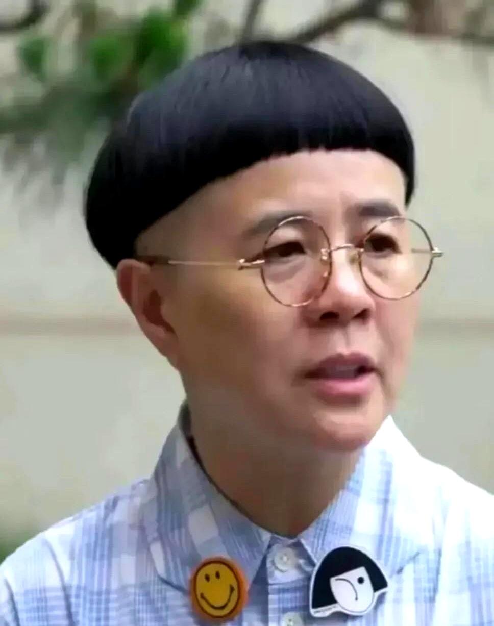金龟子突然换发型一张长发照刷屏，很多人没认出这是刘纯燕。锅盖头留