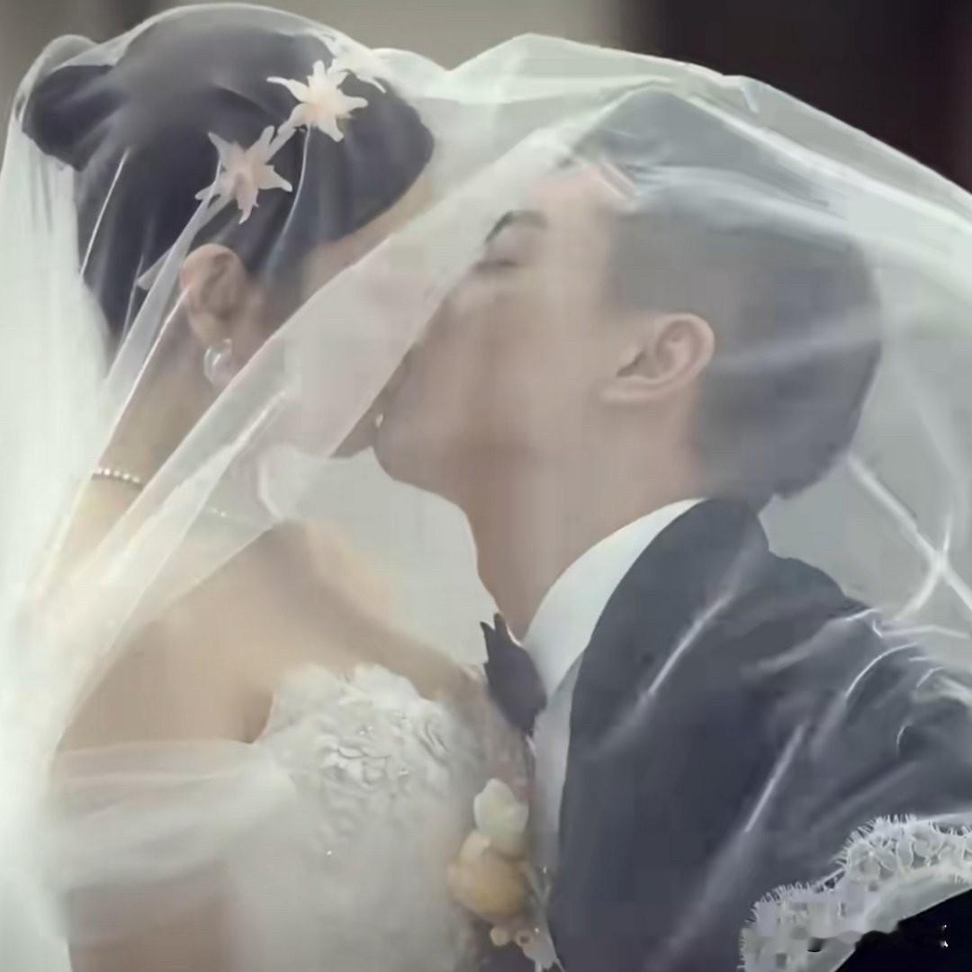 大家发现没他俩像极了当初的双陈当时陈妍希父亲去世，陈晓没有到场的，官宣之前已