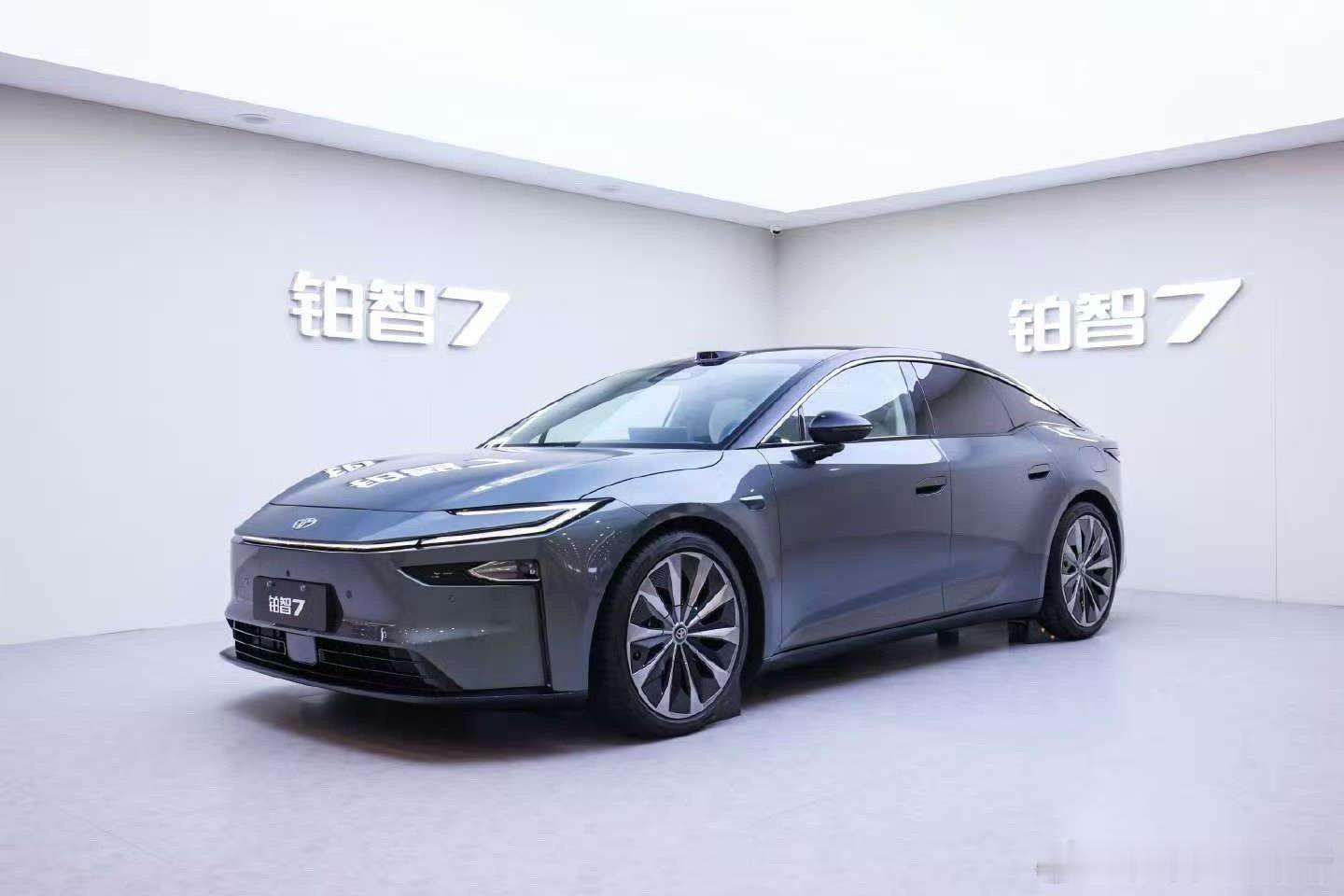 广州车展最火的铂智7我算看明白了——这哪是卖车，是把百万豪车的配置全给你打包塞进